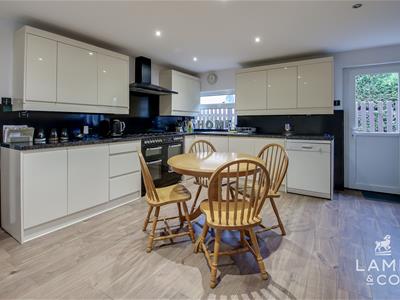 KITCHEN/BREAKFAST ROOM